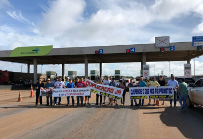 Entidades bloqueiam praça de pedágio e cobram melhorias na BR-163